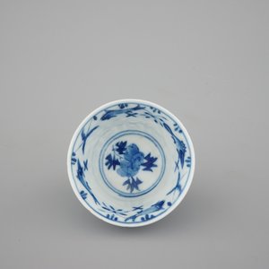 A set of six Chinese blue and white cups and saucers with fish, 19th C. — photo 3