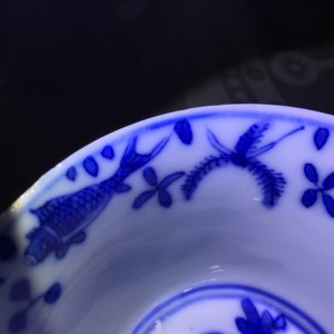 A set of six Chinese blue and white cups and saucers with fish, 19th C. — photo 9