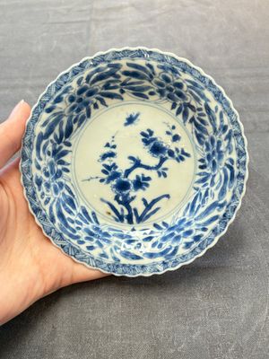 A set of six Chinese blue and white cups and saucers with floral design, Kangxi — 照片 10