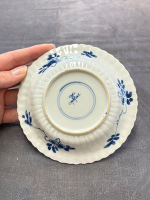 A set of six Chinese blue and white cups and saucers with floral design, Kangxi — 照片 11