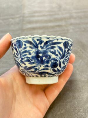 A set of six Chinese blue and white cups and saucers with floral design, Kangxi — 照片 12