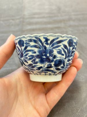A set of six Chinese blue and white cups and saucers with floral design, Kangxi — 照片 13