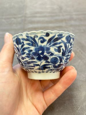 A set of six Chinese blue and white cups and saucers with floral design, Kangxi — 照片 14