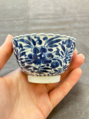A set of six Chinese blue and white cups and saucers with floral design, Kangxi — 照片 15
