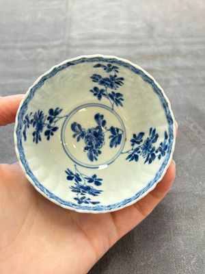 A set of six Chinese blue and white cups and saucers with floral design, Kangxi — 照片 16