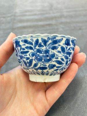 A set of six Chinese blue and white cups and saucers with floral design, Kangxi — 照片 18