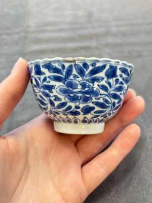 A set of six Chinese blue and white cups and saucers with floral design, Kangxi — 照片 19