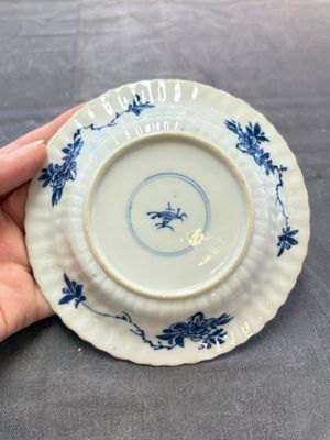 A set of six Chinese blue and white cups and saucers with floral design, Kangxi — 照片 2
