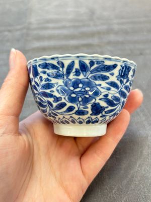 A set of six Chinese blue and white cups and saucers with floral design, Kangxi — 照片 20