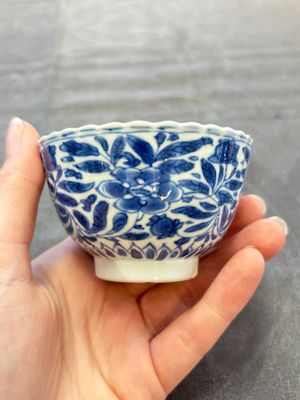 A set of six Chinese blue and white cups and saucers with floral design, Kangxi — 照片 21