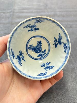 A set of six Chinese blue and white cups and saucers with floral design, Kangxi — 照片 22