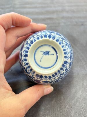 A set of six Chinese blue and white cups and saucers with floral design, Kangxi — 照片 23