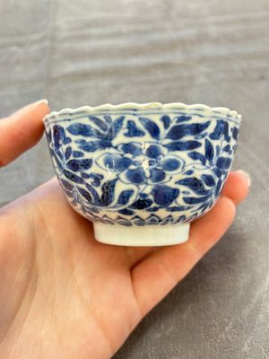A set of six Chinese blue and white cups and saucers with floral design, Kangxi — 照片 24
