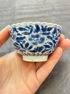 A set of six Chinese blue and white cups and saucers with floral design, Kangxi — 照片 25