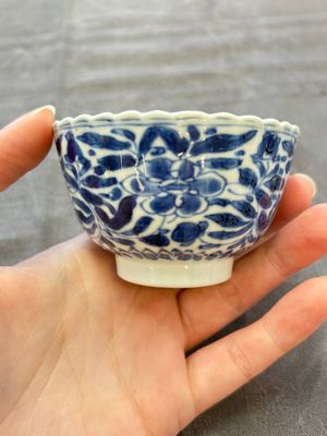 A set of six Chinese blue and white cups and saucers with floral design, Kangxi — 照片 26