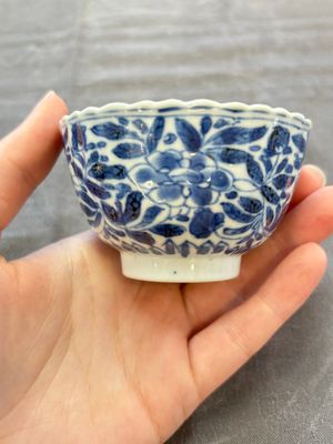 A set of six Chinese blue and white cups and saucers with floral design, Kangxi — 照片 27