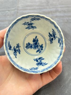 A set of six Chinese blue and white cups and saucers with floral design, Kangxi — 照片 28