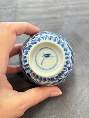 A set of six Chinese blue and white cups and saucers with floral design, Kangxi — 照片 29