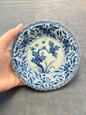 A set of six Chinese blue and white cups and saucers with floral design, Kangxi — 照片 3