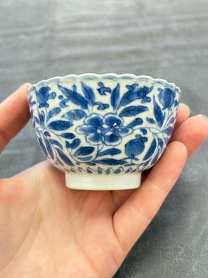 A set of six Chinese blue and white cups and saucers with floral design, Kangxi — 照片 30