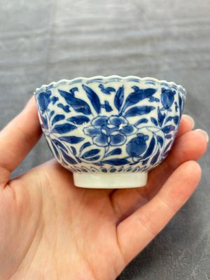 A set of six Chinese blue and white cups and saucers with floral design, Kangxi — 照片 31