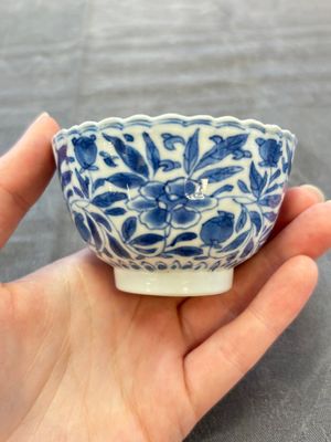 A set of six Chinese blue and white cups and saucers with floral design, Kangxi — 照片 32