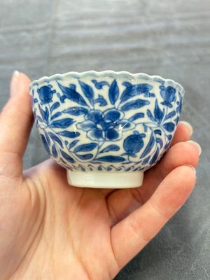 A set of six Chinese blue and white cups and saucers with floral design, Kangxi — 照片 33