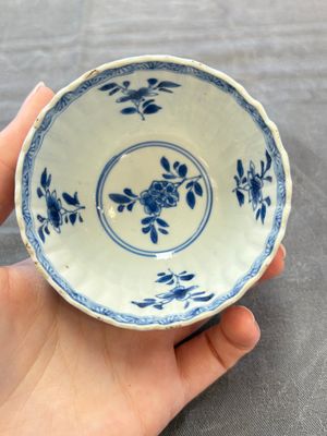 A set of six Chinese blue and white cups and saucers with floral design, Kangxi — 照片 34