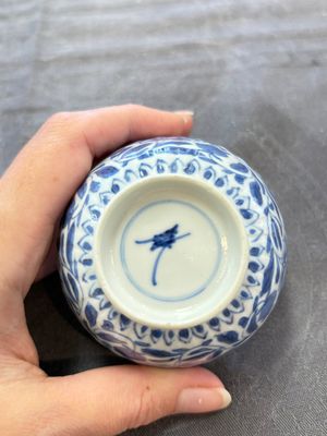 A set of six Chinese blue and white cups and saucers with floral design, Kangxi — 照片 35