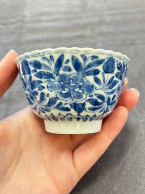 A set of six Chinese blue and white cups and saucers with floral design, Kangxi — 照片 36