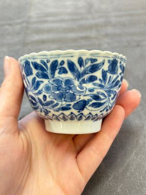 A set of six Chinese blue and white cups and saucers with floral design, Kangxi — 照片 37