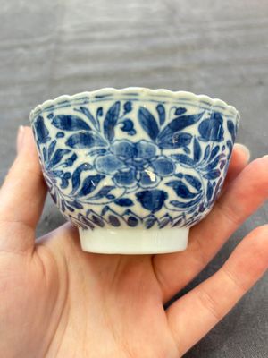 A set of six Chinese blue and white cups and saucers with floral design, Kangxi — 照片 38