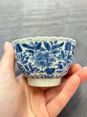 A set of six Chinese blue and white cups and saucers with floral design, Kangxi — 照片 39