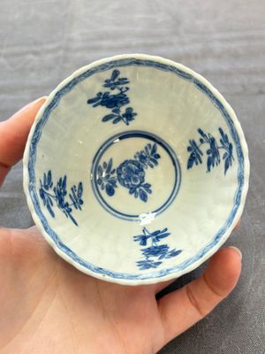 A set of six Chinese blue and white cups and saucers with floral design, Kangxi — 照片 40