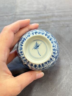 A set of six Chinese blue and white cups and saucers with floral design, Kangxi — 照片 41