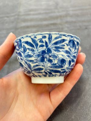 A set of six Chinese blue and white cups and saucers with floral design, Kangxi — 照片 42