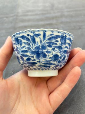 A set of six Chinese blue and white cups and saucers with floral design, Kangxi — 照片 43
