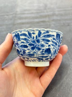 A set of six Chinese blue and white cups and saucers with floral design, Kangxi — 照片 44