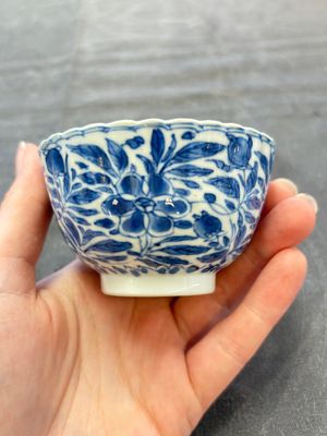 A set of six Chinese blue and white cups and saucers with floral design, Kangxi — 照片 45