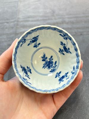 A set of six Chinese blue and white cups and saucers with floral design, Kangxi — 照片 46
