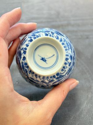 A set of six Chinese blue and white cups and saucers with floral design, Kangxi — 照片 47