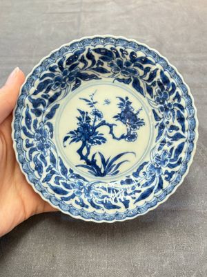 A set of six Chinese blue and white cups and saucers with floral design, Kangxi — 照片 4