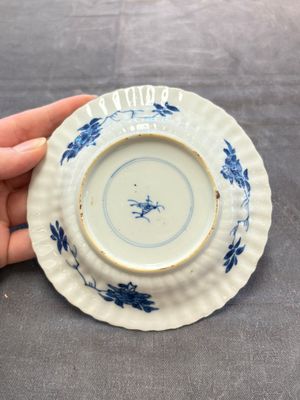 A set of six Chinese blue and white cups and saucers with floral design, Kangxi — 照片 5