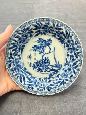 A set of six Chinese blue and white cups and saucers with floral design, Kangxi — 照片 6