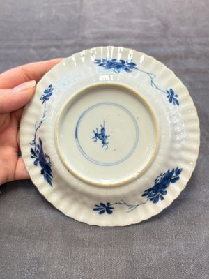 A set of six Chinese blue and white cups and saucers with floral design, Kangxi — 照片 7
