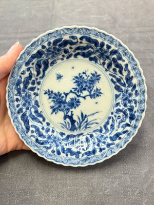 A set of six Chinese blue and white cups and saucers with floral design, Kangxi — 照片 8