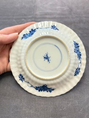 A set of six Chinese blue and white cups and saucers with floral design, Kangxi — 照片 9