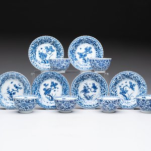 A set of six Chinese blue and white cups and saucers with floral design, Kangxi — 照片 1