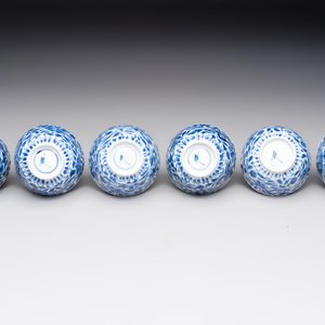A set of six Chinese blue and white cups and saucers with floral design, Kangxi — 照片 11