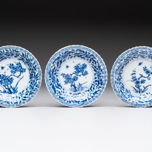 A set of six Chinese blue and white cups and saucers with floral design, Kangxi — 照片 2